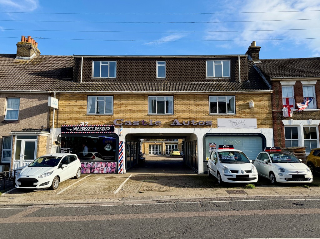 Lot: 14 - MIXED USE INVESTMENT WITH VACANT PARTS - Mixed use building